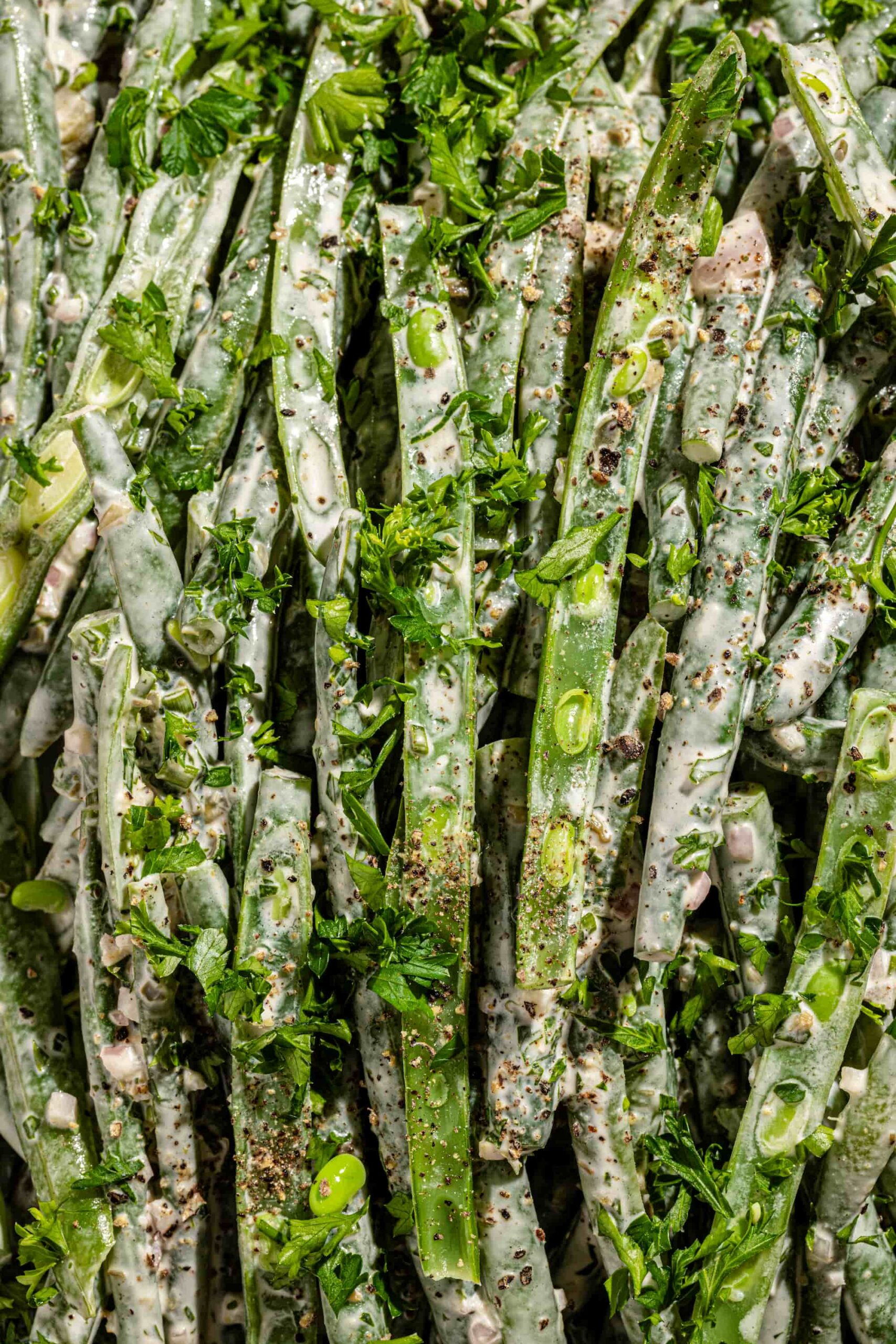 Haricots verts crémeux à la rémoulade, croquants et enrobés d’une sauce onctueuse et légèrement acidulée