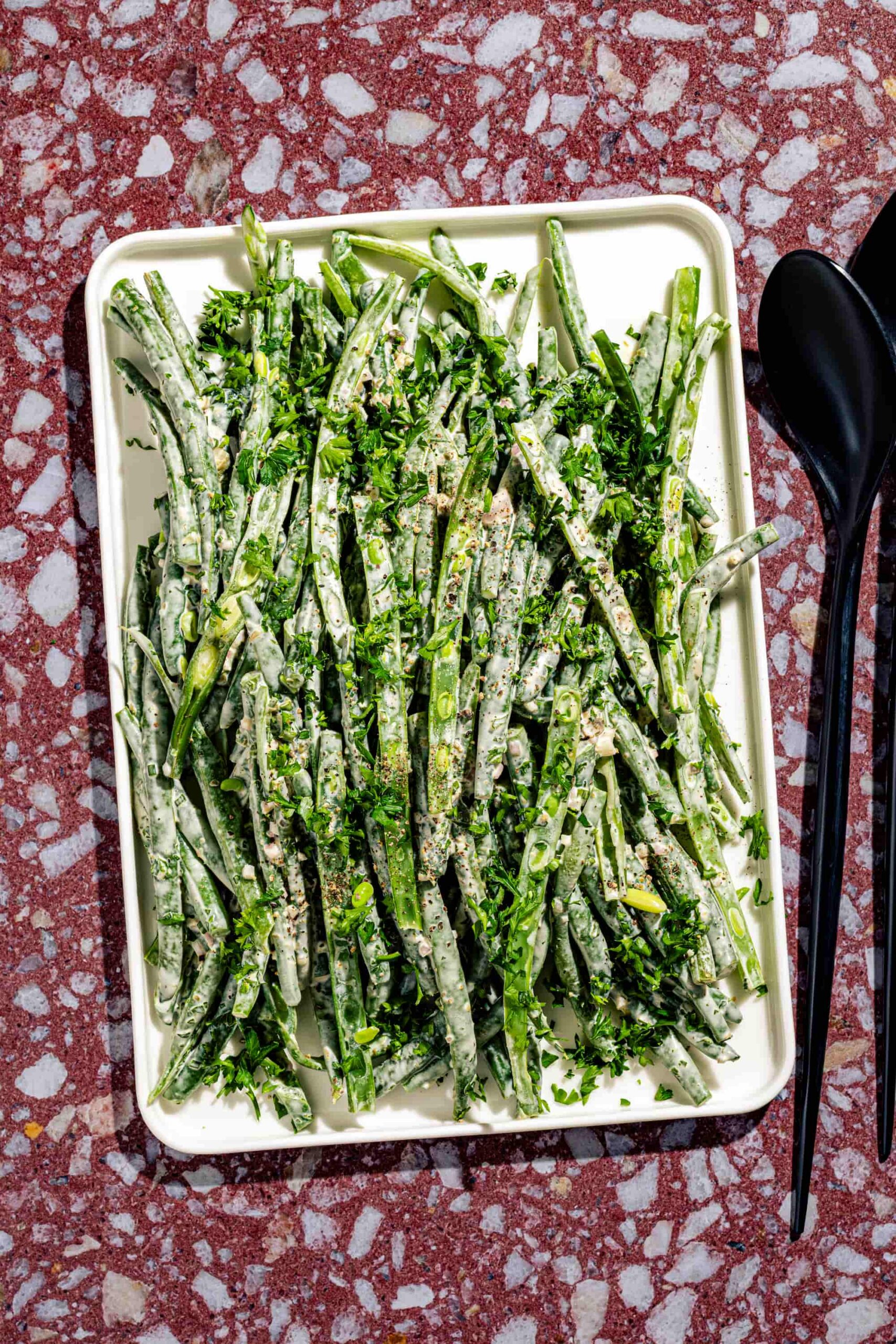 Haricots verts crémeux à la rémoulade, croquants et enrobés d’une sauce onctueuse et légèrement acidulée
