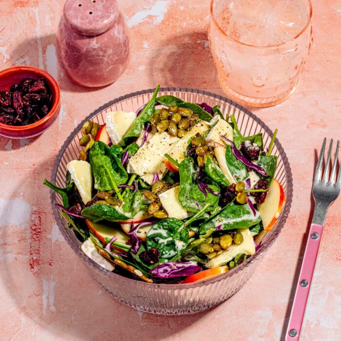 Salade d&rsquo;épinards aux pommes avec brie