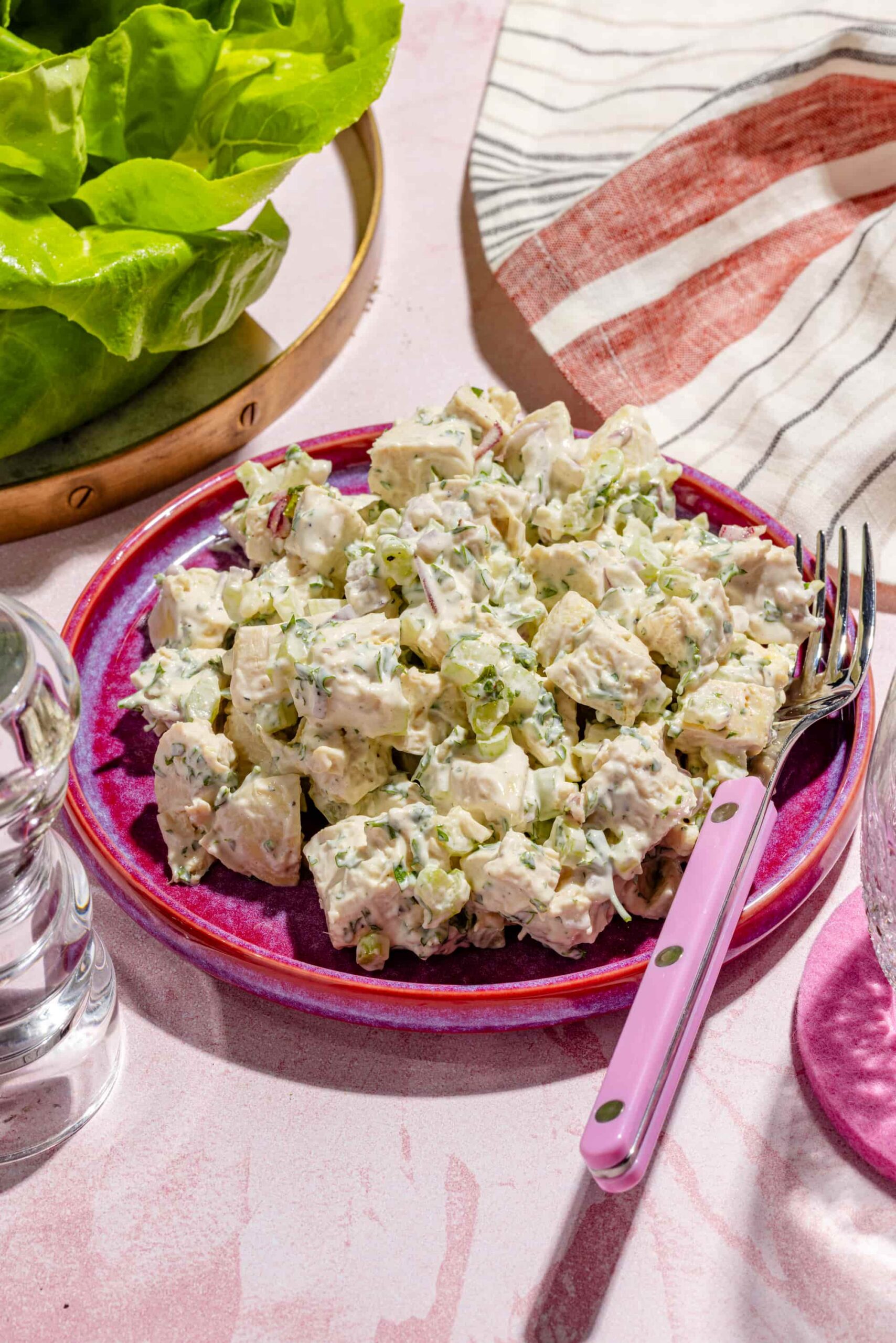 Assiette de salade de poulet traditionnelle à la mayonnaise