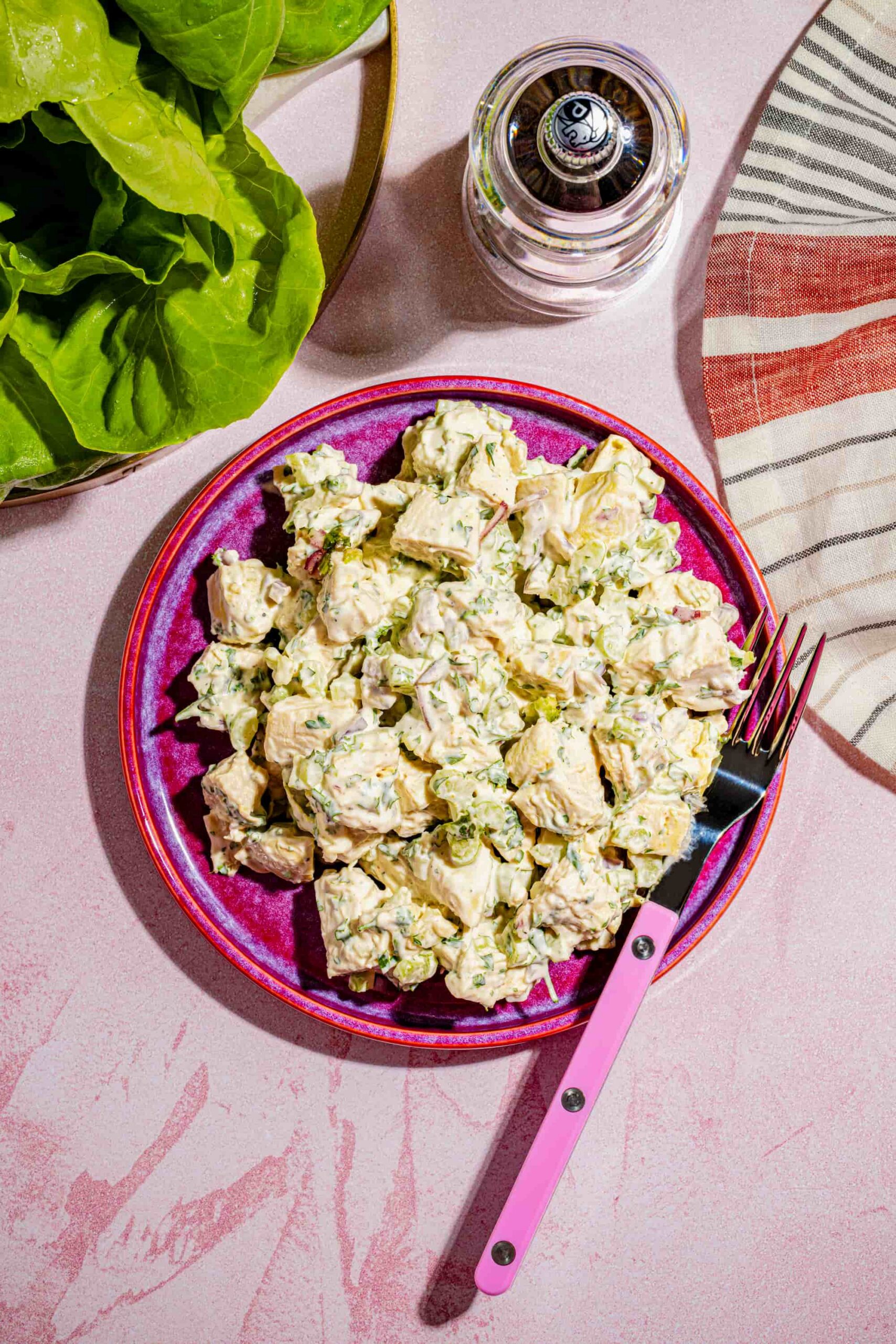 Assiette de salade de poulet traditionnelle à la mayonnaise