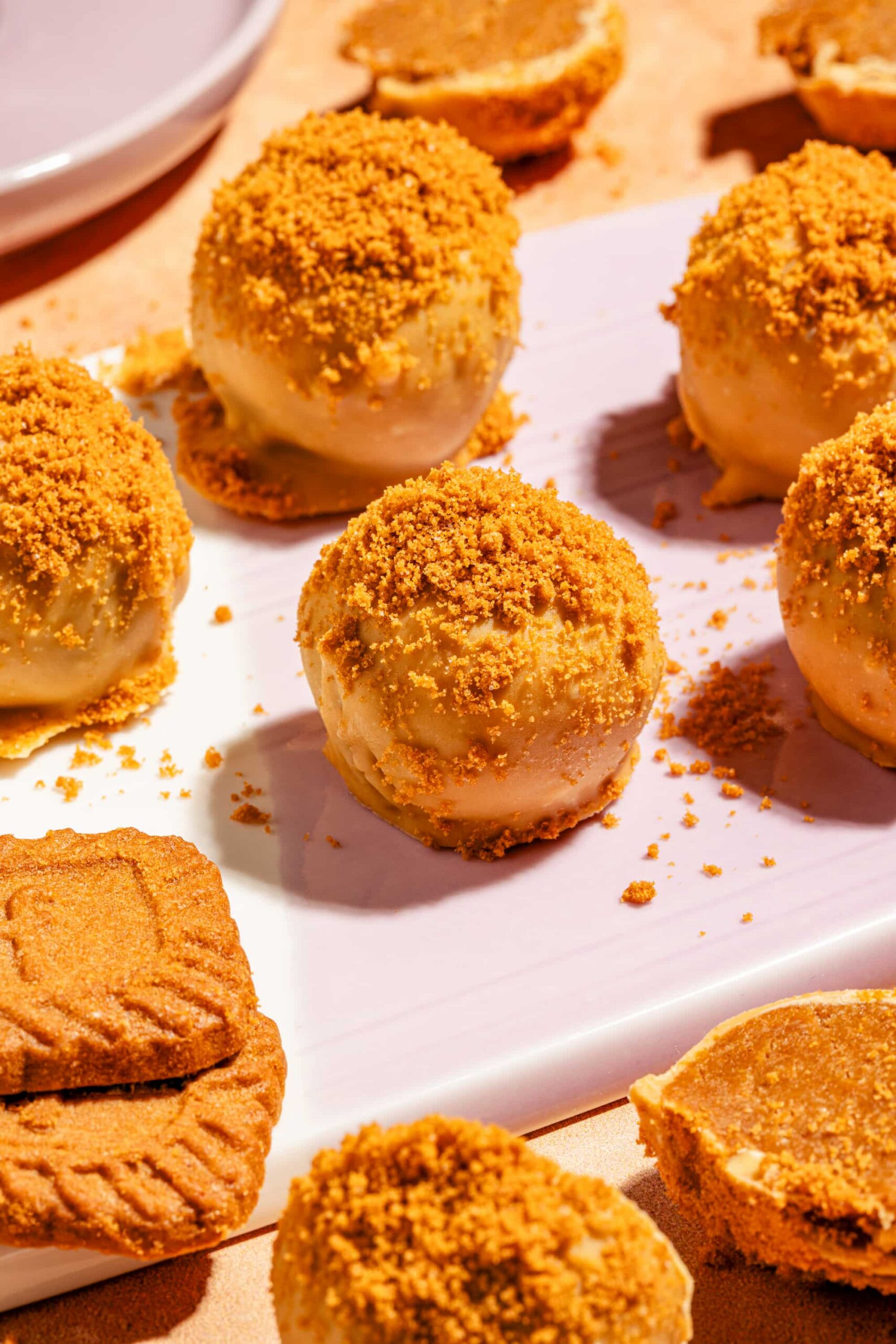Truffes au Biscoff et au chocolat blanc garnies de chapelure de biscuits