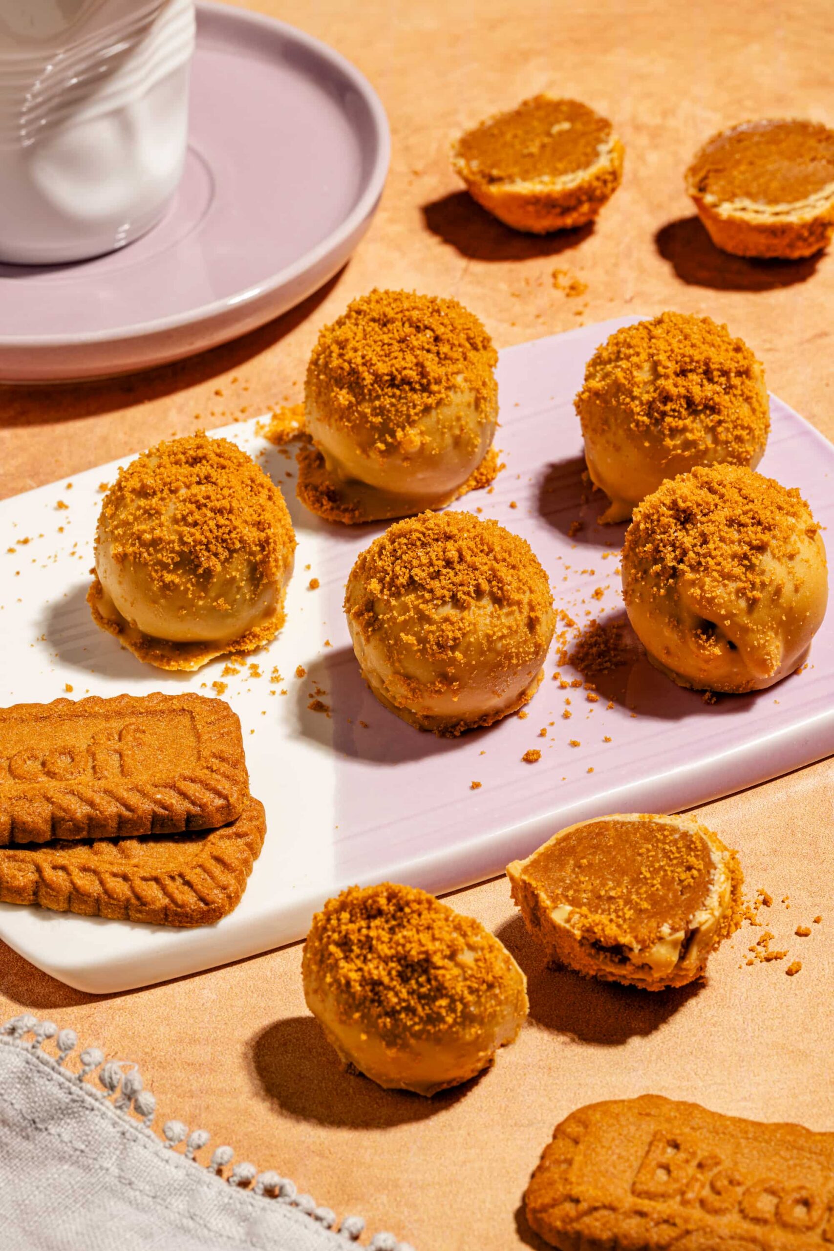 Truffes au Biscoff et au chocolat blanc garnies de chapelure de biscuits