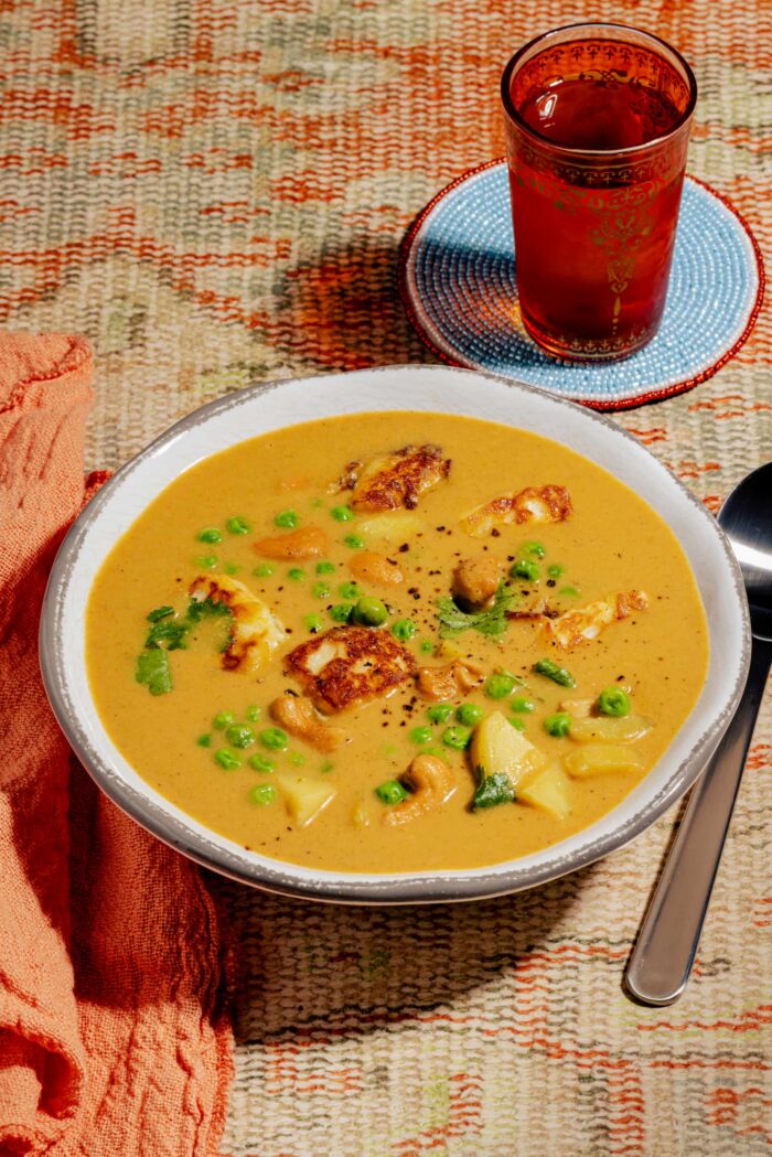 Soupe indienne au halloumi et aux cajous : un bouillon velouté épicé et réconfortant