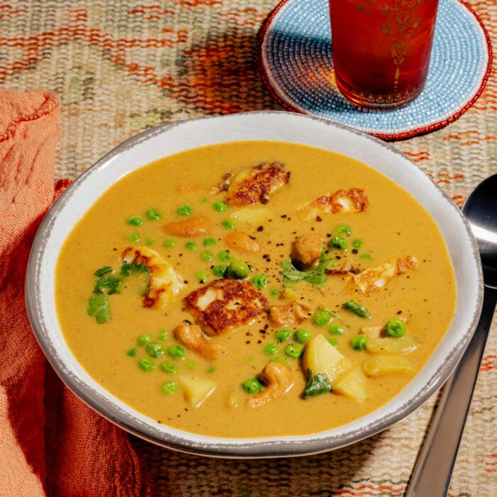 Soupe indienne au halloumi et aux cajous