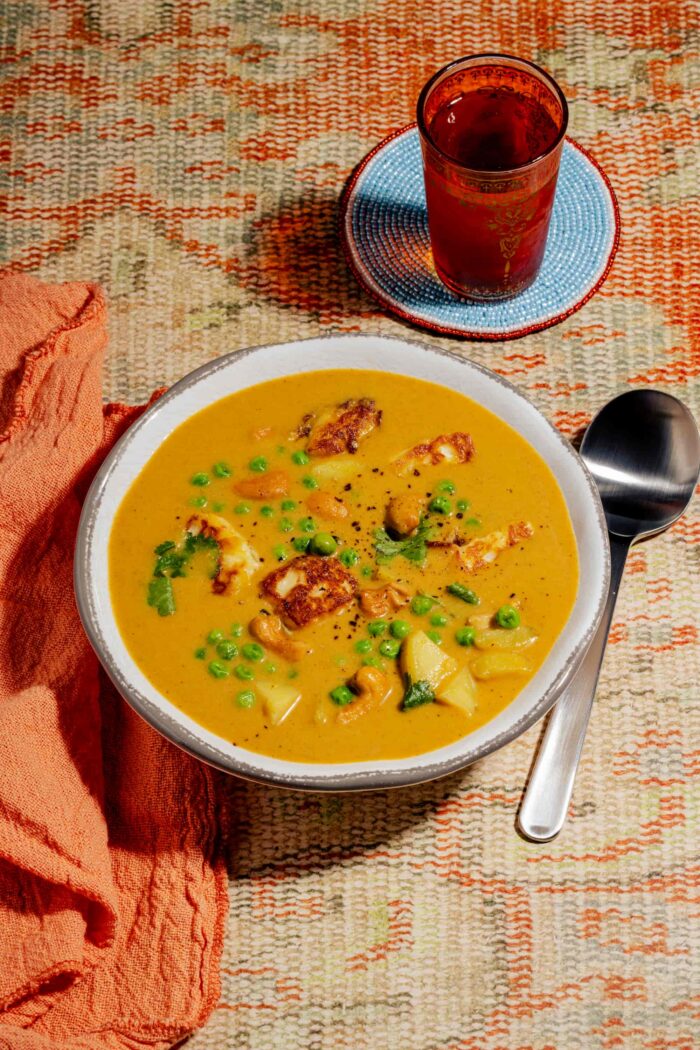 Soupe indienne au halloumi et aux cajous : un bouillon velouté épicé et réconfortant