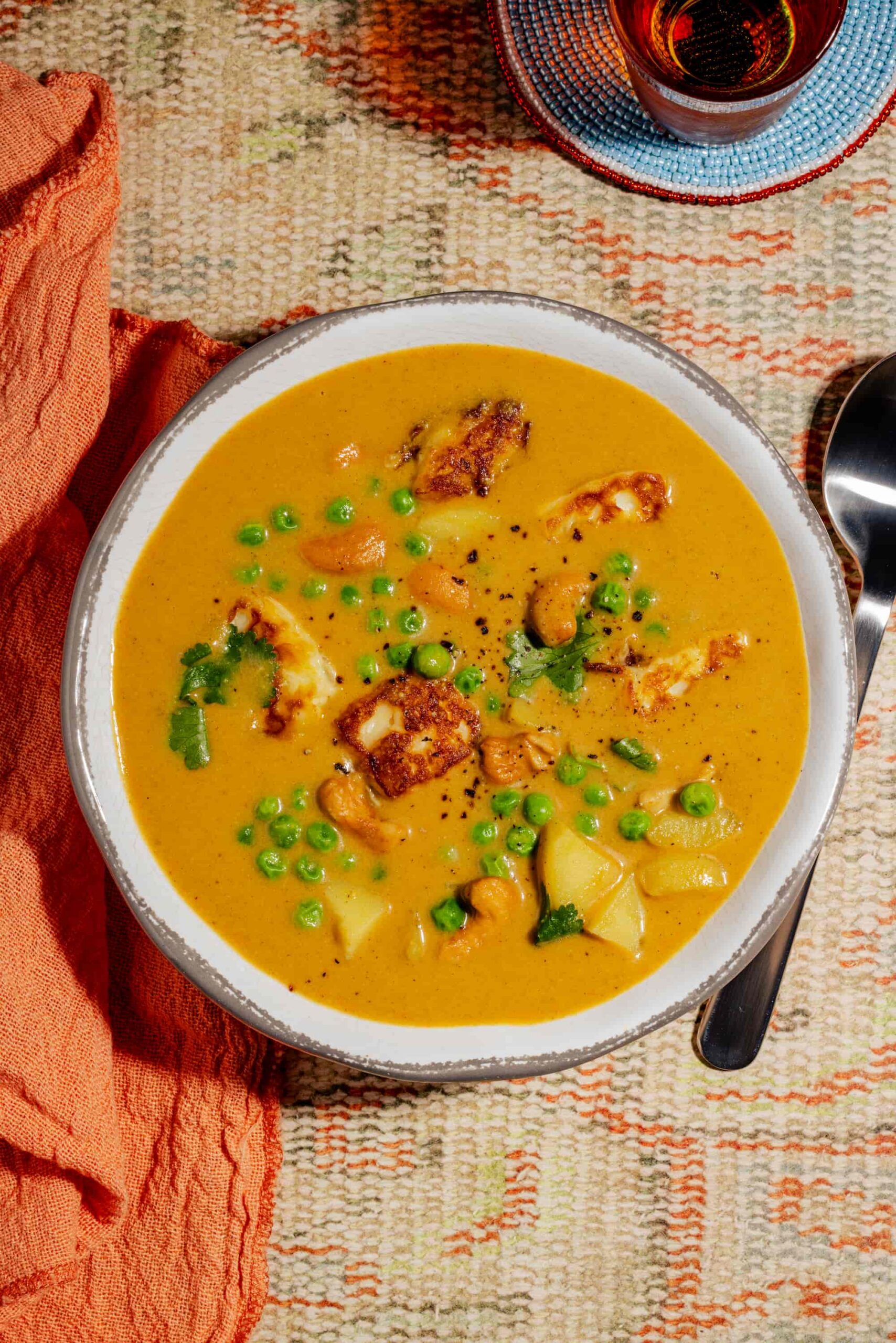 Soupe indienne au halloumi et aux cajous : un bouillon velouté épicé et réconfortant