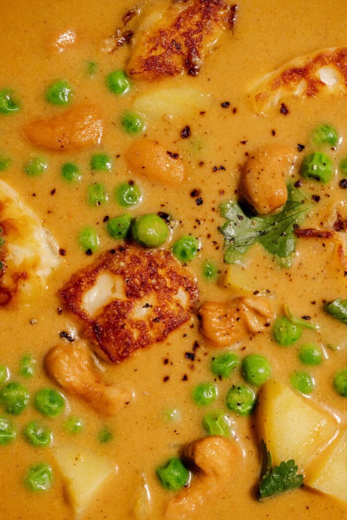 Soupe indienne au halloumi et aux cajous : un bouillon velouté épicé et réconfortant