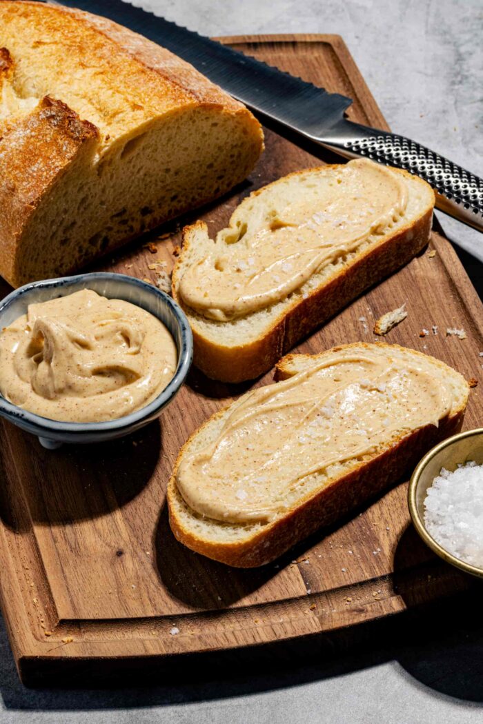 Beurre noisette fouetté sur morceau de pain