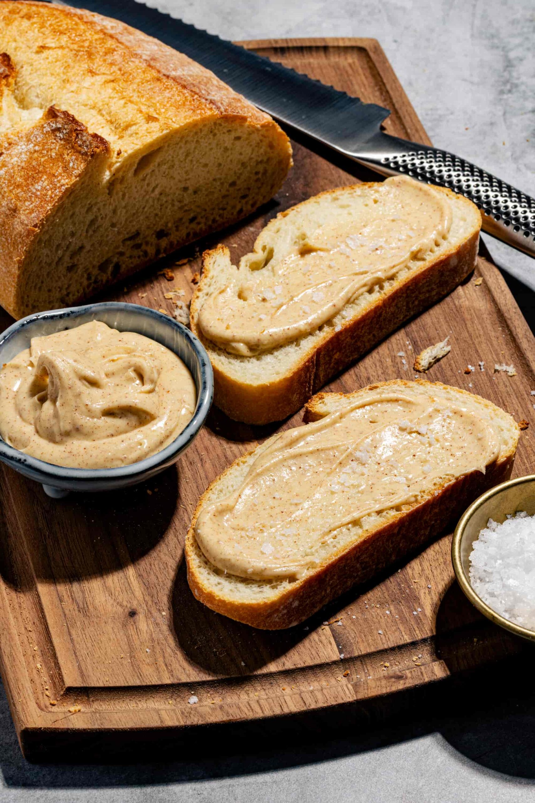 Beurre noisette fouetté sur morceau de pain