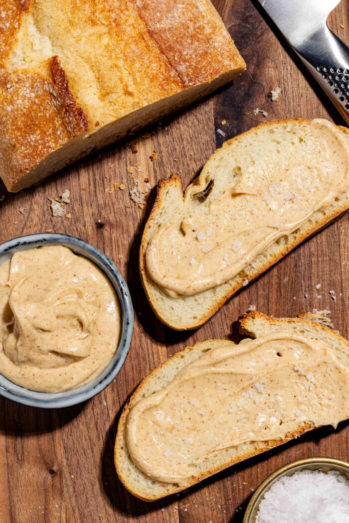 Beurre noisette fouetté sur morceau de pain