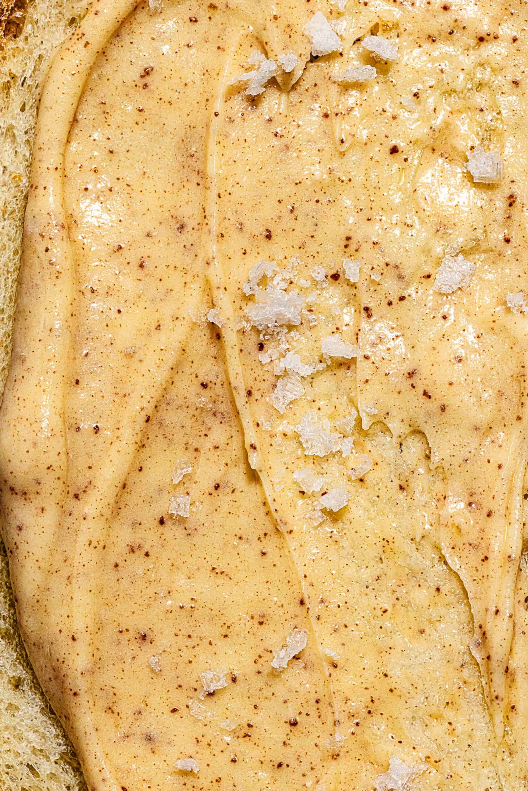 Beurre noisette fouetté sur morceau de pain