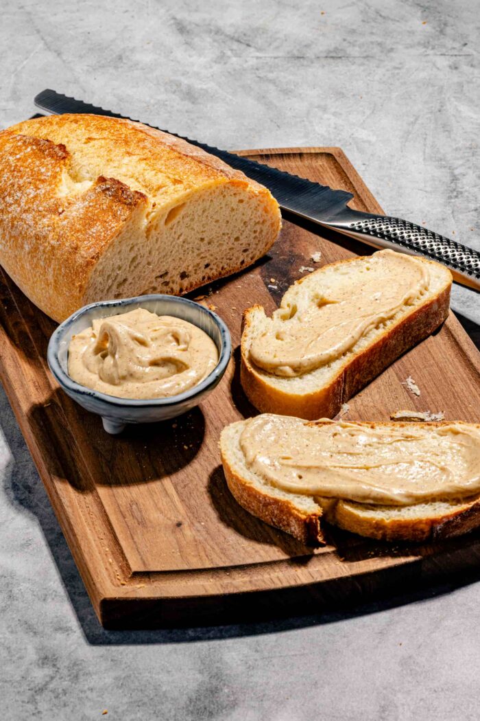 Beurre noisette fouetté sur morceau de pain