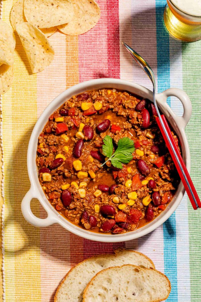Chili au boeuf et aux fèves rouges dans un bol