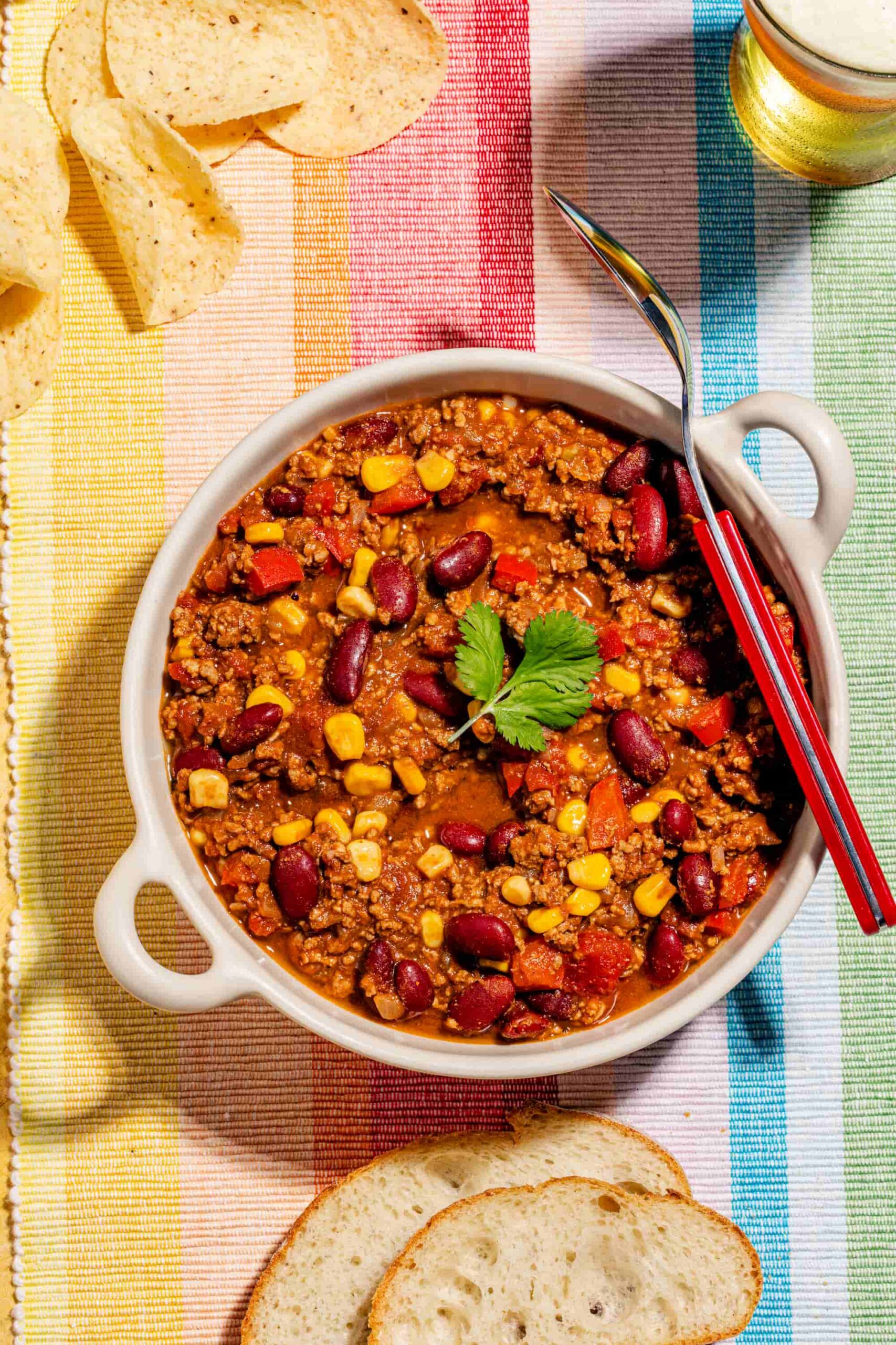 Chili au boeuf et aux fèves rouges dans un bol