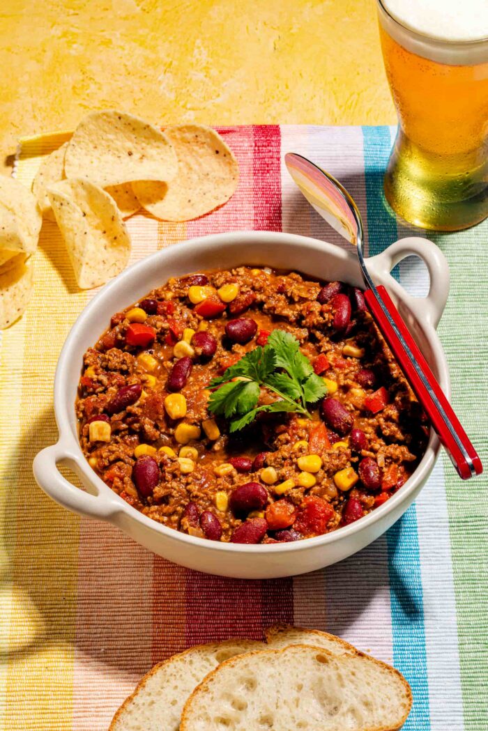 Chili au boeuf et aux fèves rouges dans un bol