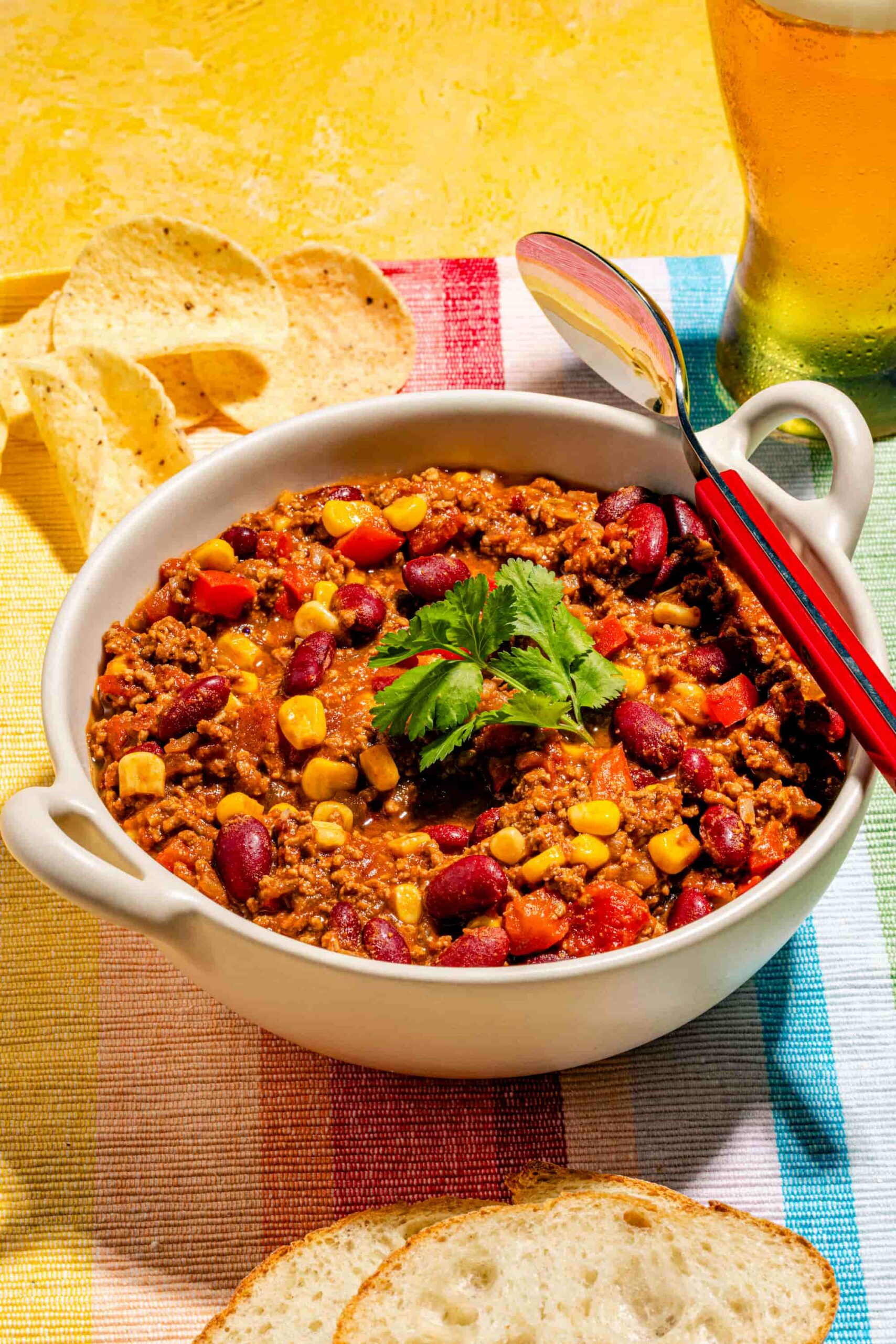 Chili au boeuf et aux fèves rouges dans un bol