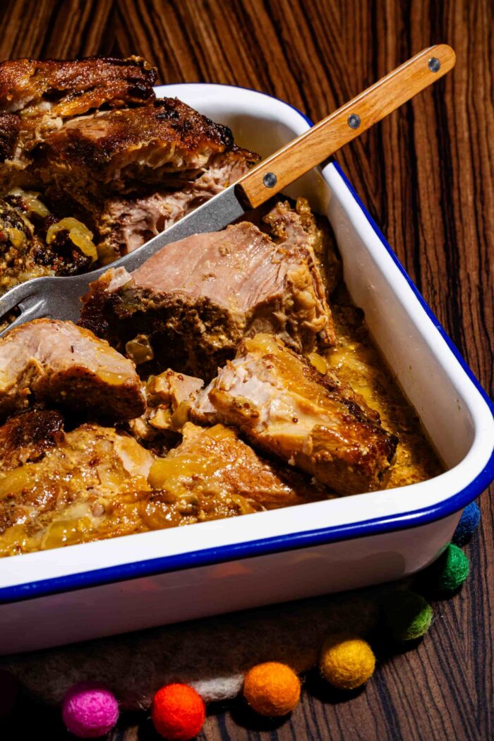 Épaule de porc au four aux oignons et à la moutarde
