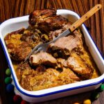 Épaule de porc au four aux oignons et à la moutarde