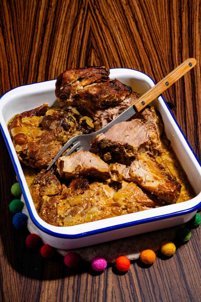 Épaule de porc au four aux oignons et à la moutarde