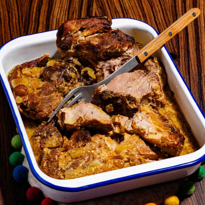 Épaule de porc au four aux oignons et à la moutarde