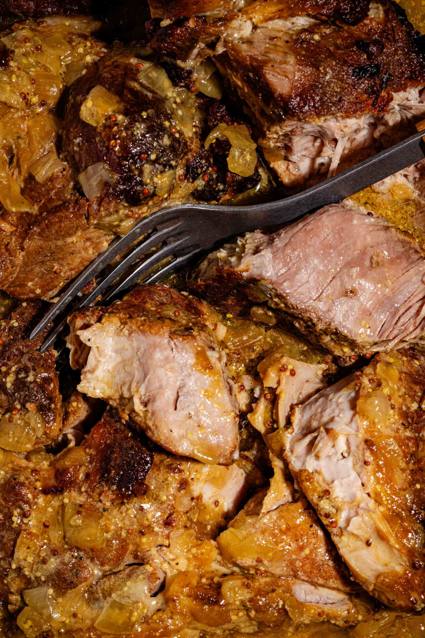 Épaule de porc au four aux oignons et à la moutarde