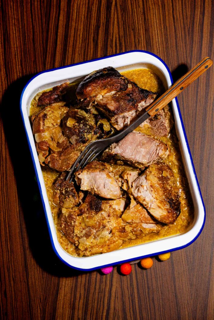 Épaule de porc au four aux oignons et à la moutarde