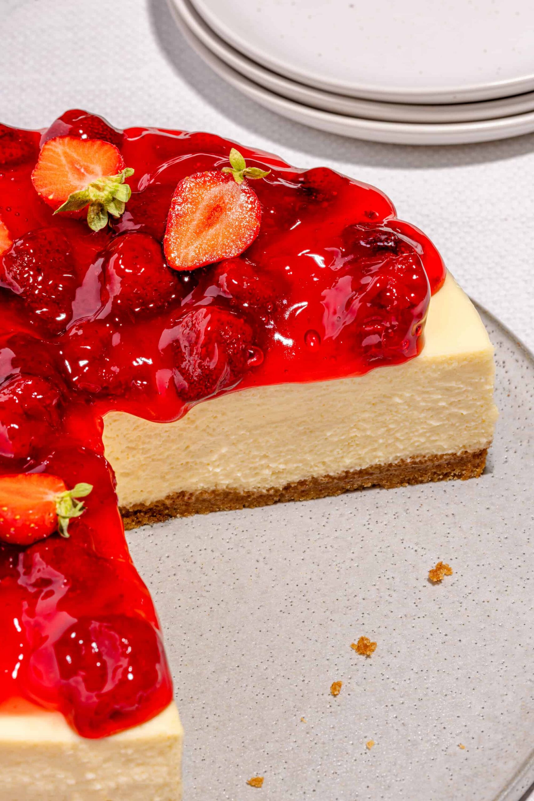Gâteau au fromage new-yorkais aux fraises nappé de coulis maison sur croûte Graham