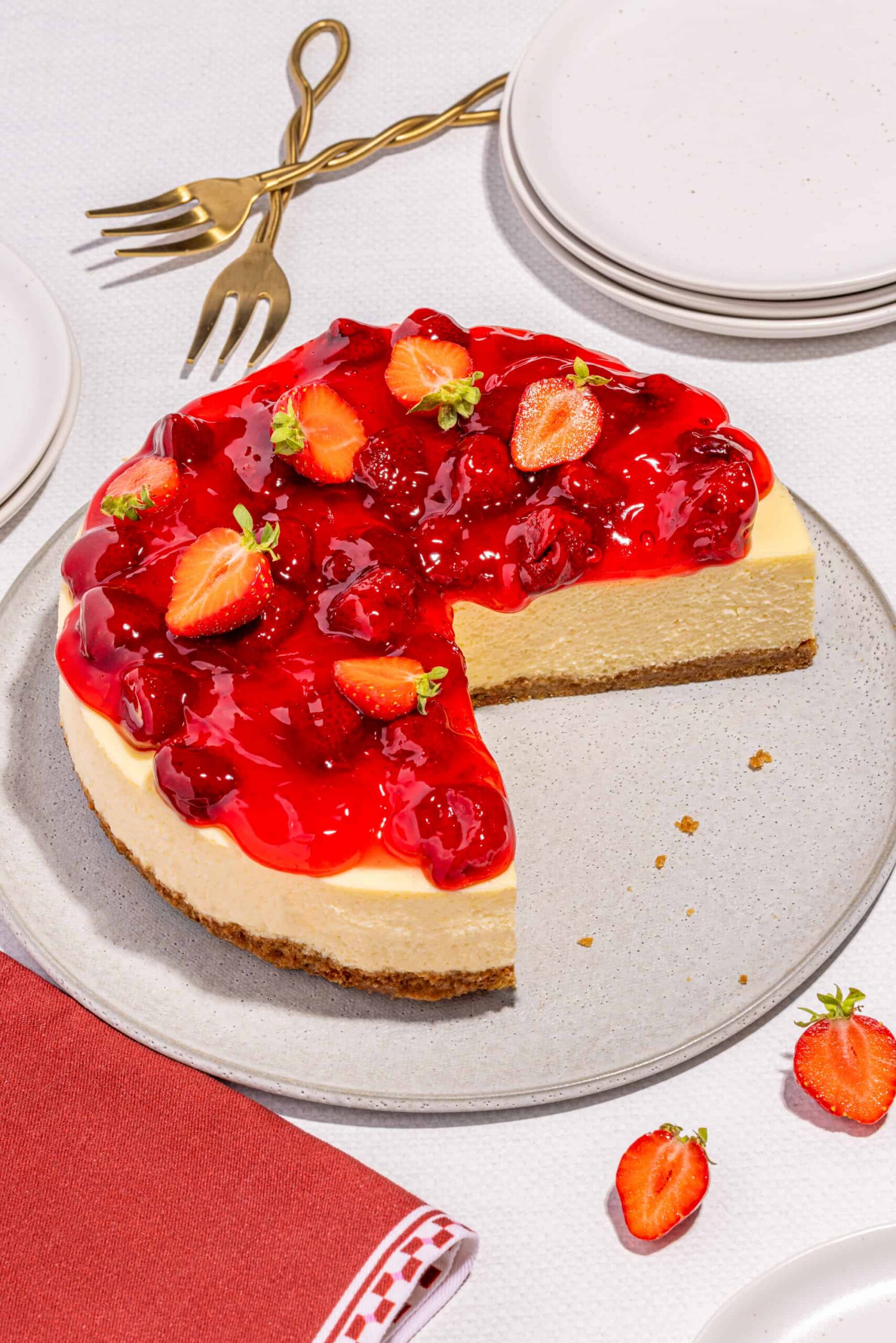 Gâteau au fromage new-yorkais aux fraises nappé de coulis maison sur croûte Graham