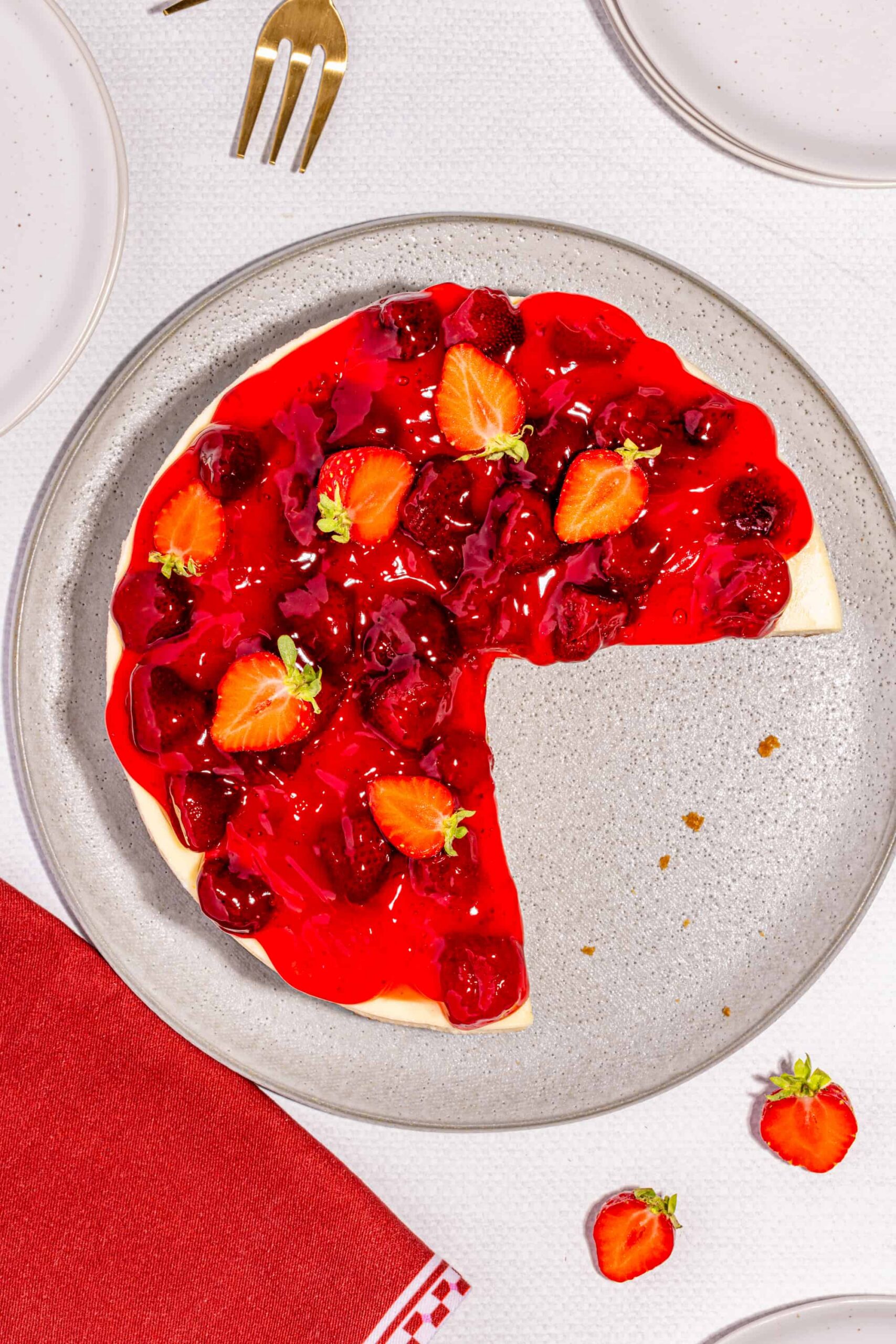 Gâteau au fromage new-yorkais aux fraises nappé de coulis maison sur croûte Graham