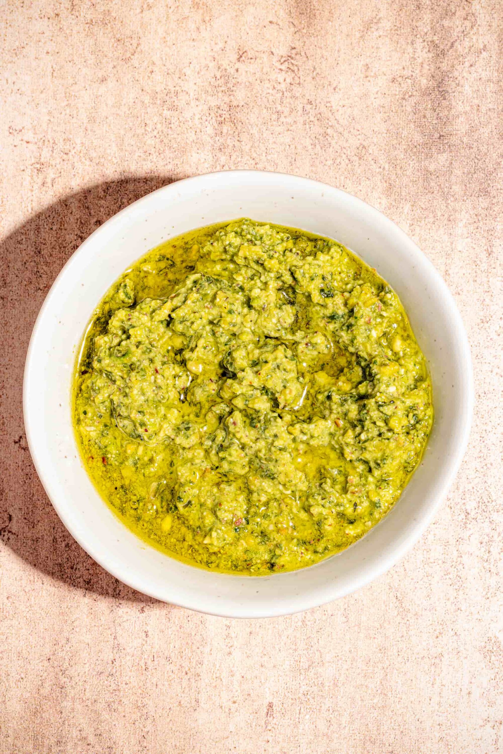 Pesto de pistaches maison dans un petit bol blanc