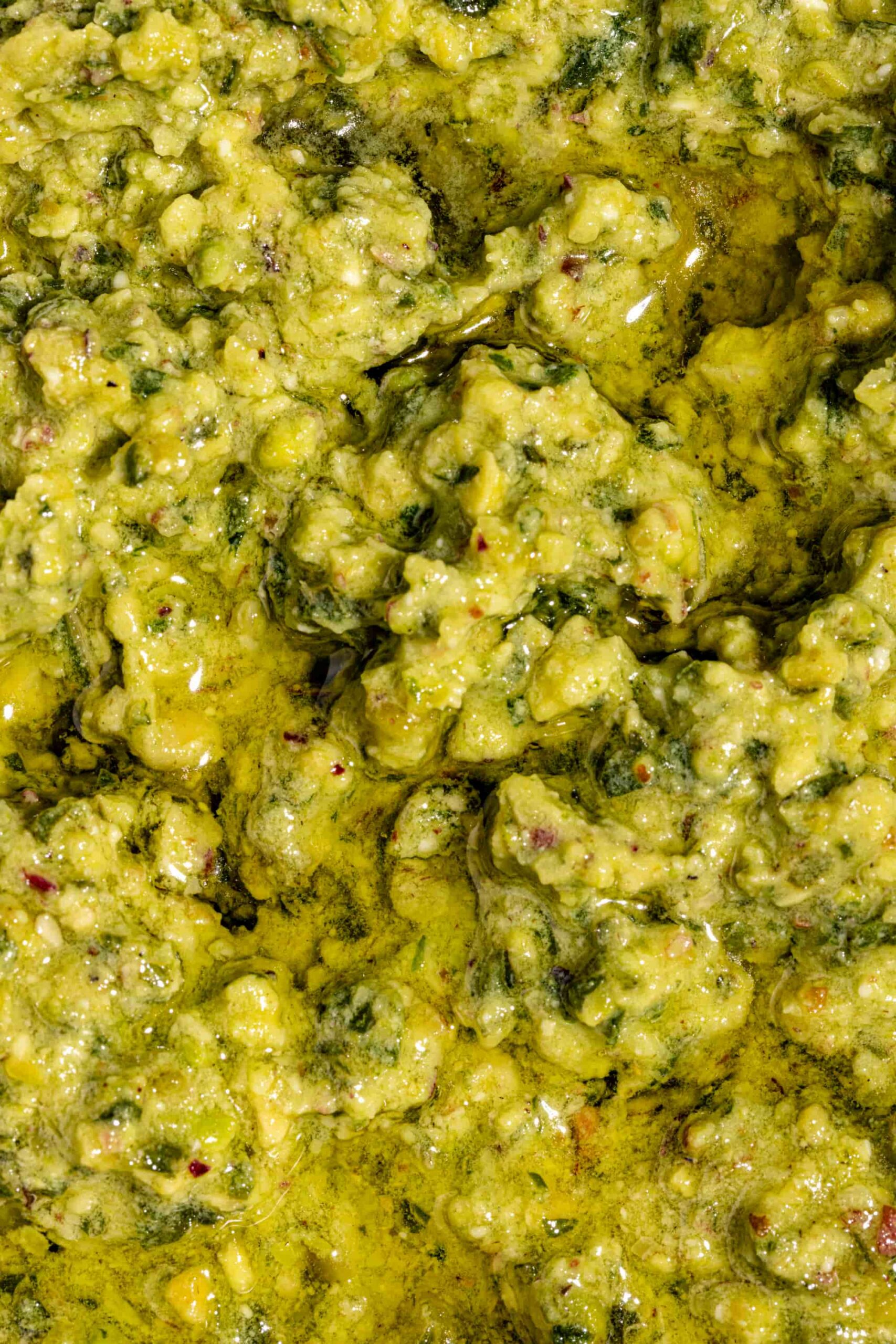 Pesto de pistaches maison dans un petit bol blanc