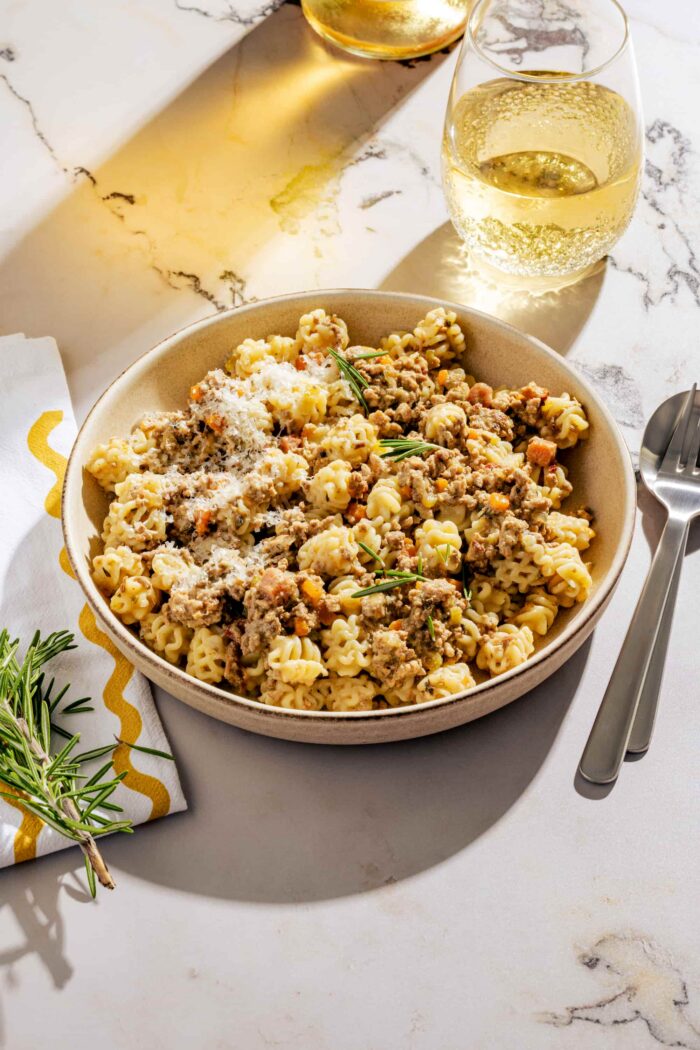 Ragù bianco, recette traditionnelle de sauce bolognaise blanche italienne à la viande mijotée, servie avec des pâtes