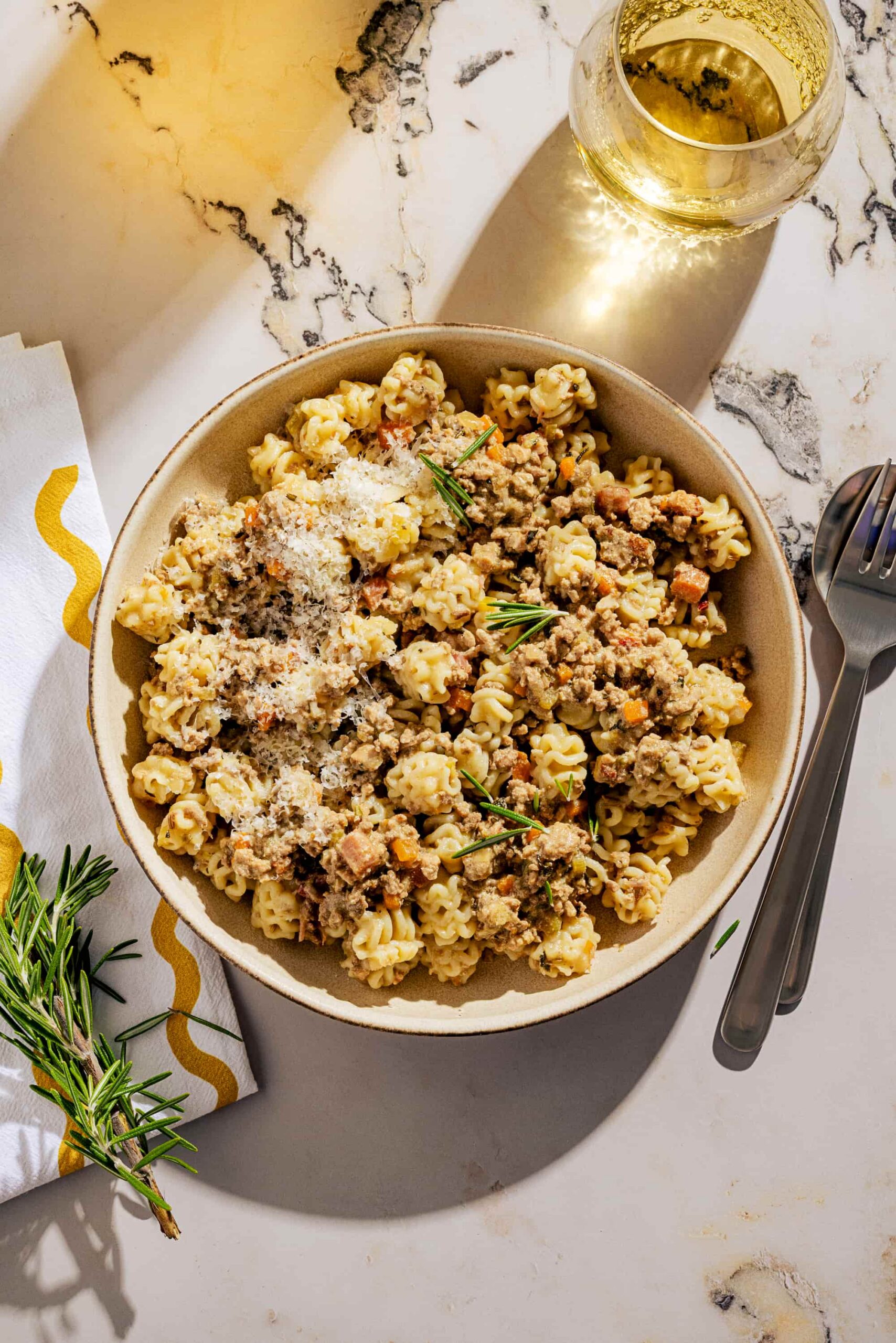 Ragù bianco, recette traditionnelle de sauce bolognaise blanche italienne à la viande mijotée, servie avec des pâtes