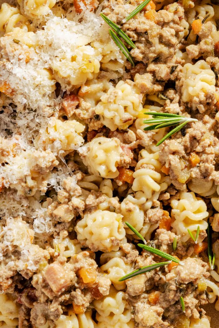 Ragù bianco, recette traditionnelle de sauce bolognaise blanche italienne à la viande mijotée, servie avec des pâtes