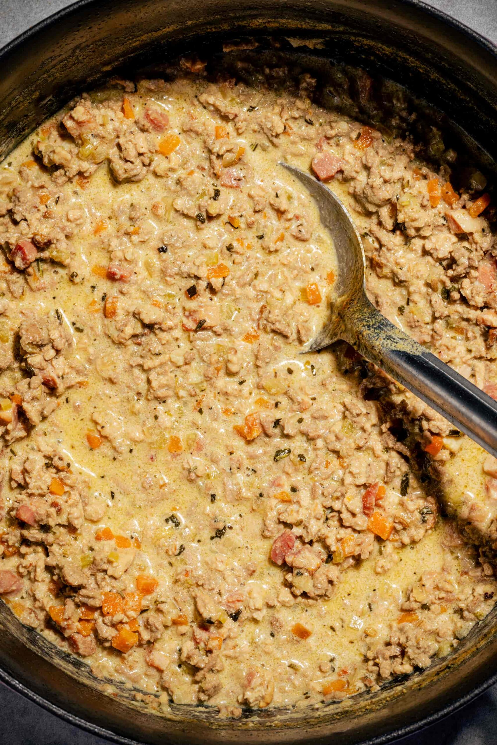 Ragù bianco, recette traditionnelle de sauce bolognaise blanche italienne à la viande mijotée, servie avec des pâtes
