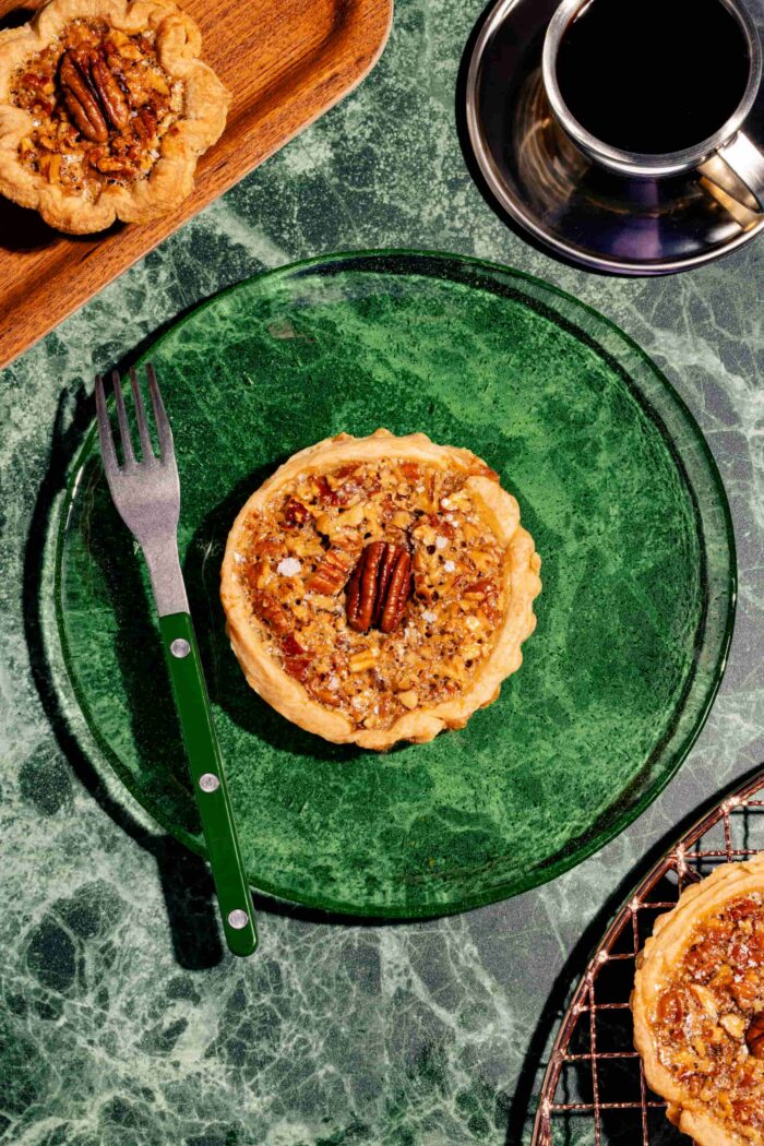 Tartelettes aux pacanes et caramel salé, garnies de noix croquantes et d'une garniture fondante dans une pâte dorée