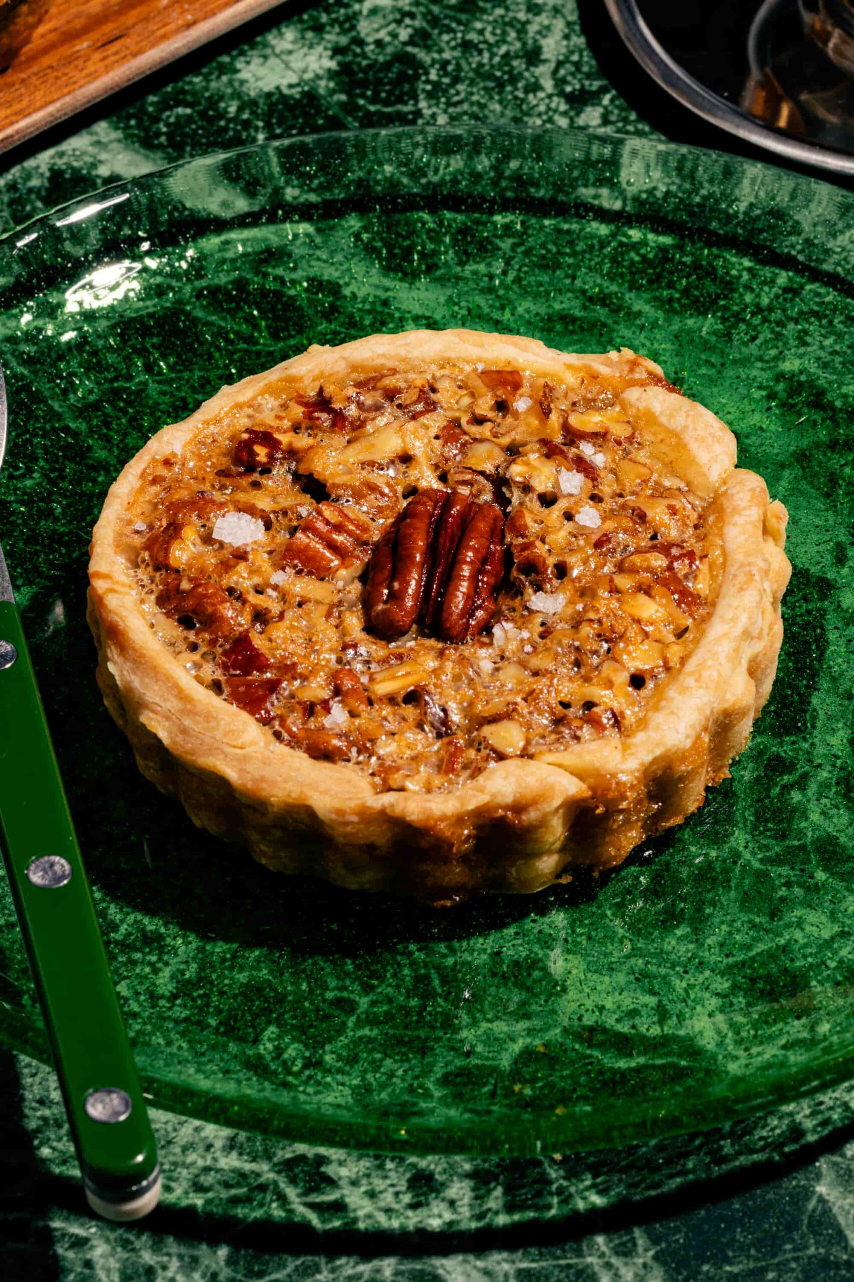 Tartelettes aux pacanes et caramel salé, garnies de noix croquantes et d'une garniture fondante dans une pâte dorée